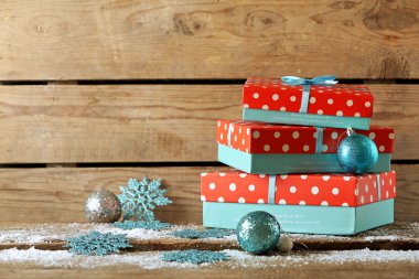 Tahta arka planda hediye kutuları