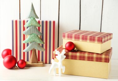 Ahşap arka planda Noel hediyeleri