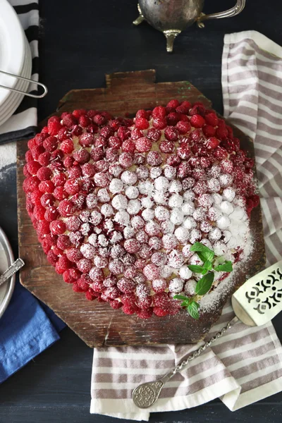 Сладкий торт с малиной на фоне цвета дерева — стоковое фото