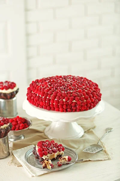 Zoete cake met frambozen op lichte achtergrond — Stockfoto