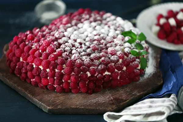 Tatlı kek ahududu rengi ahşap arka plan üzerinde ile — Stok fotoğraf