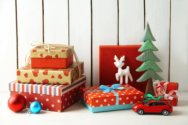 Regalos de Navidad sobre fondo de madera — Foto de Stock