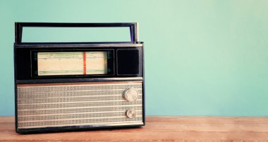 Turkuaz arka plan üzerinde ahşap masa Retro radyo