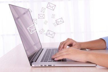 E-posta konsept dizüstü bilgisayar ve eller