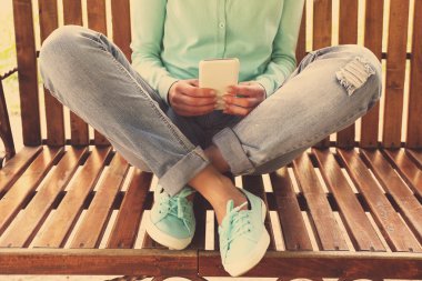 Cep telefonu olan kadın.