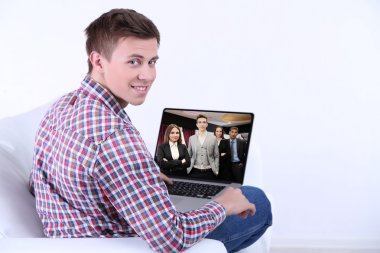 Video konferansa katılarak işadamı portresi