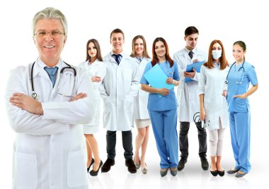 Tıp doktorları beyaz izole gülümseyen bir grup