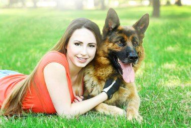 Güzel genç kız ile köpek park