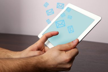 E-posta kavramı tablet ve el ile