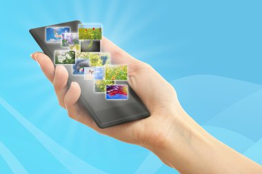 El ele tutuşan akıllı telefon