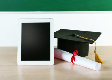 Tablet ve diploma mezuniyet kapaklı