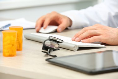 Ofiste tabloda çalışan doktor