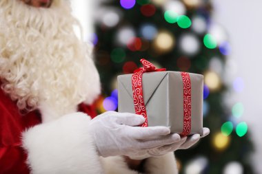 Santa holding hediye