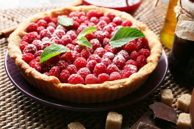 Ahşap arka plan üzerinde taze ahududu ile tart