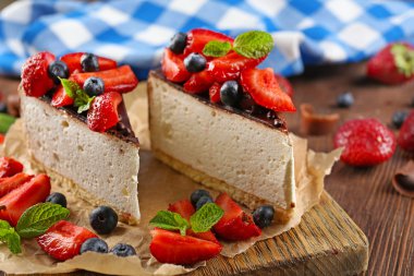 Çilek ile lezzetli peynirli kek