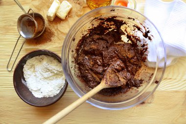 Hamur için çikolatalı pasta hazırlama