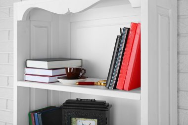 Kitap ve dekor raflarda