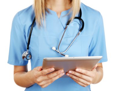 Kadın doktor dijital tablet üzerinde çalışıyor