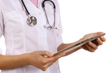 Doktor dijital tablet üzerinde çalışıyor