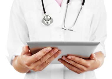 Doktor dijital tablet üzerinde çalışıyor