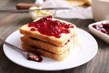 Ekmek tereyağı ve ev yapımı reçel ile