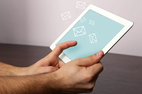 E-mailben koncepció tabletta és kézzel — Stock Fotó