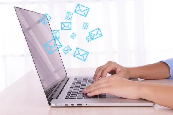 E-mail concept met laptop en handen — Stockfoto