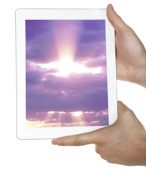 Manos sosteniendo la tableta PC con cielo en la pantalla. Concepto de computación en nube — Foto de Stock