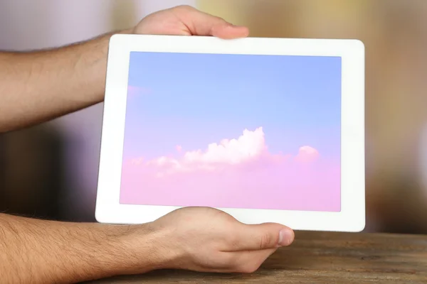 Manos sosteniendo la tableta PC con cielo en la pantalla. Concepto de computación en nube —  Fotos de Stock