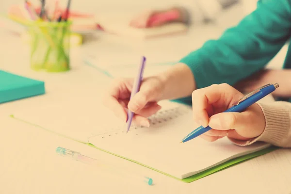 Die Hände der Schüler in der Schule, aus nächster Nähe — Stockfoto