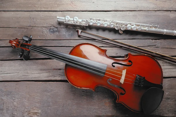 Flöte mit Geige auf Tisch aus nächster Nähe — Stockfoto