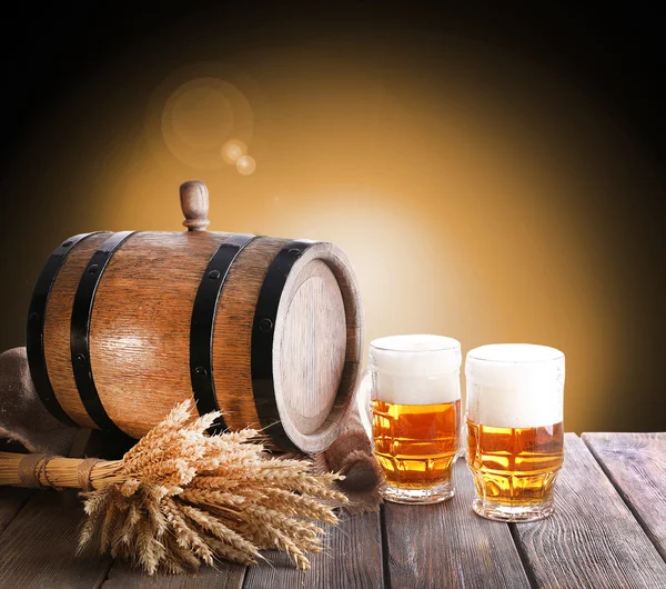 Beer barrel with beer glasses — Stock Photo, Image