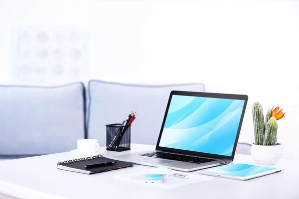 Modern munkahely laptoppal — Stock Fotó