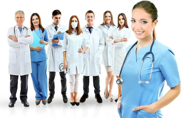 Группа улыбающихся врачей, изолированных на белом — стоковое фото