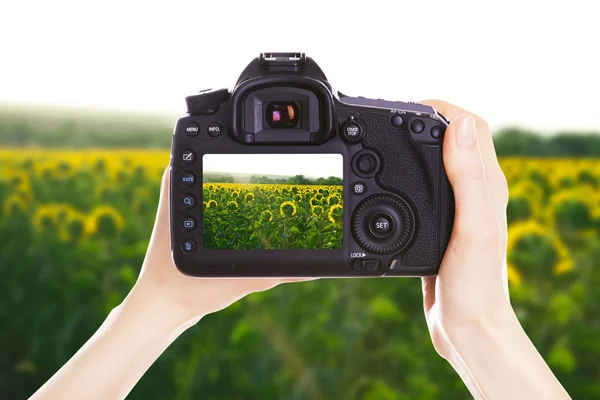 Fotografo con macchina fotografica al lavoro — Foto Stock