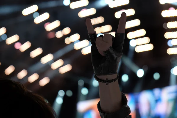 Προς τα πάνω το χέρι στο ροκ συναυλία — Φωτογραφία Αρχείου