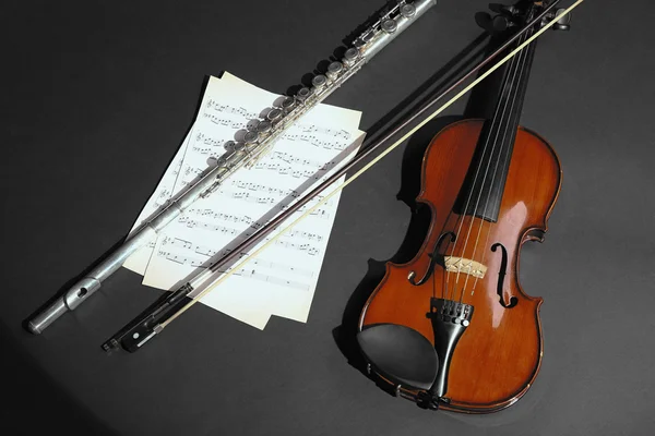 Violon et flûte avec notes de musique — Photo