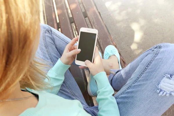 Mulher com telefone celular, ao ar livre — Fotografia de Stock
