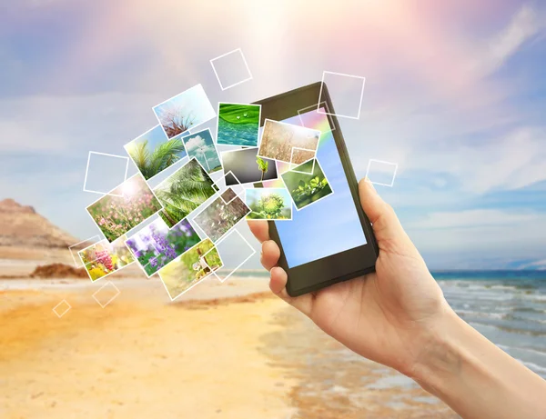 Mano celebración de teléfono inteligente — Foto de Stock