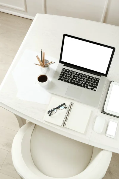 Lugar de trabajo con ordenador portátil en la habitación — Foto de Stock