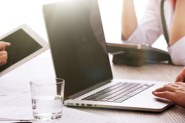 Trabajar con computadora portátil en la mesa de trabajo —  Fotos de Stock