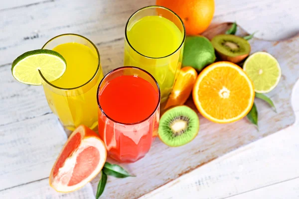 Verres de jus différent avec des fruits et menthe sur la table close up — Photo