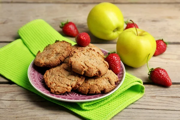 Galletas caseras con fresas y manzanas en la mesa de cerca — Foto de Stock