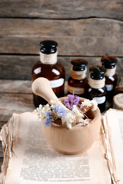 Gammal bok med torra blommor — Stockfoto