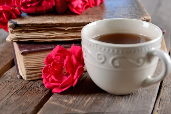 Livres anciens avec fleurs et tasse de thé — Photo