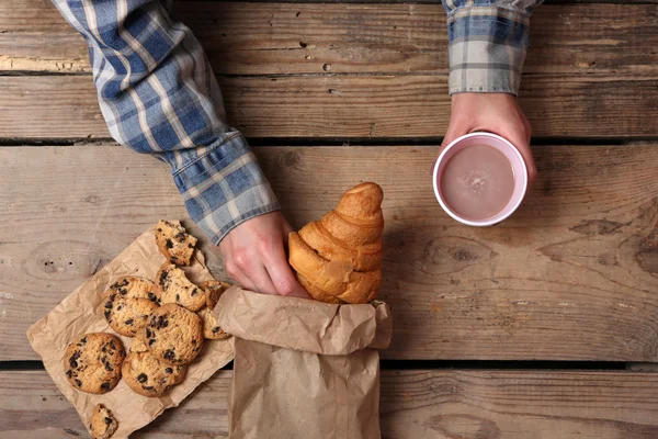 Hands holding cup of coffee — Stock Photo, Image