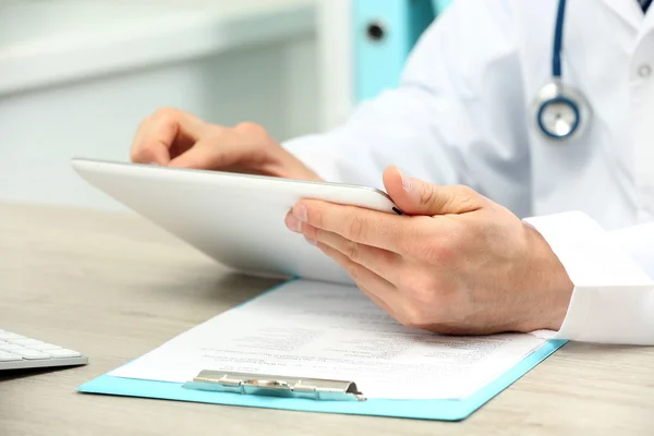 Médico trabajando en la mesa en la oficina — Foto de Stock