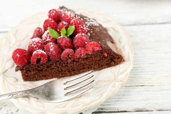 Stück Kuchen mit Schokoglasur — Stockfoto