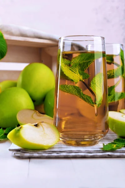 Suco de maçã com frutas — Fotografia de Stock