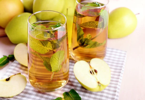 Zumo de manzana con frutas —  Fotos de Stock